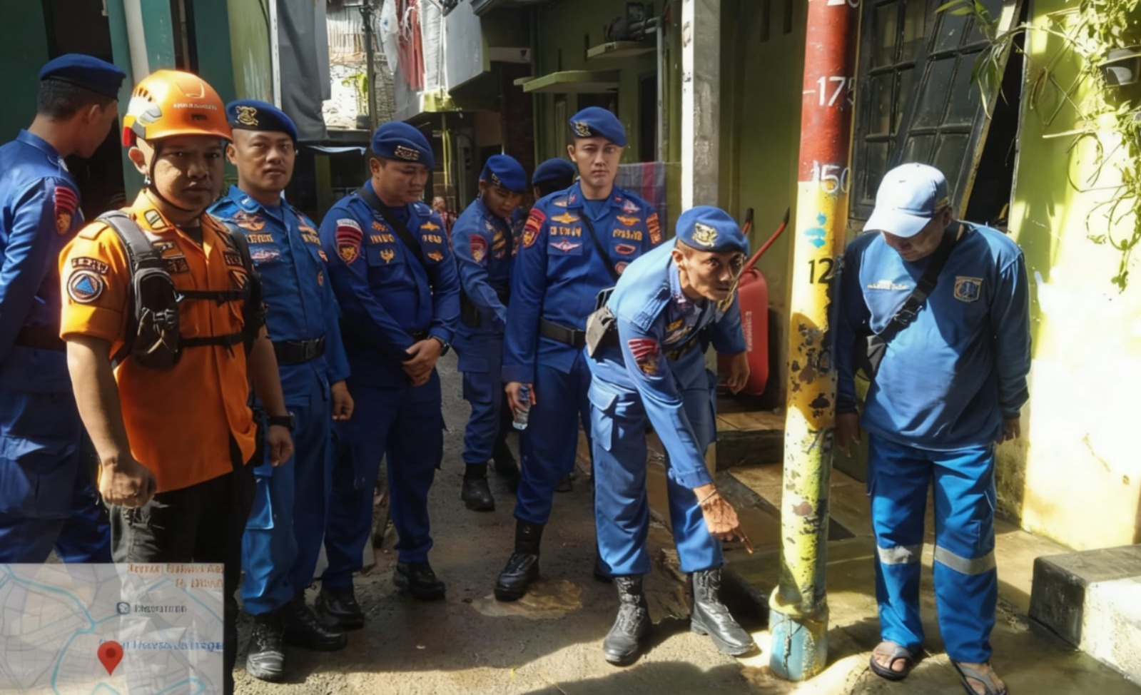 Ditpolairud Polda Metro Jaya dan Satgas Bang Jasri Bersihkan Permukiman Terdampak Banjir di Kebon Pala