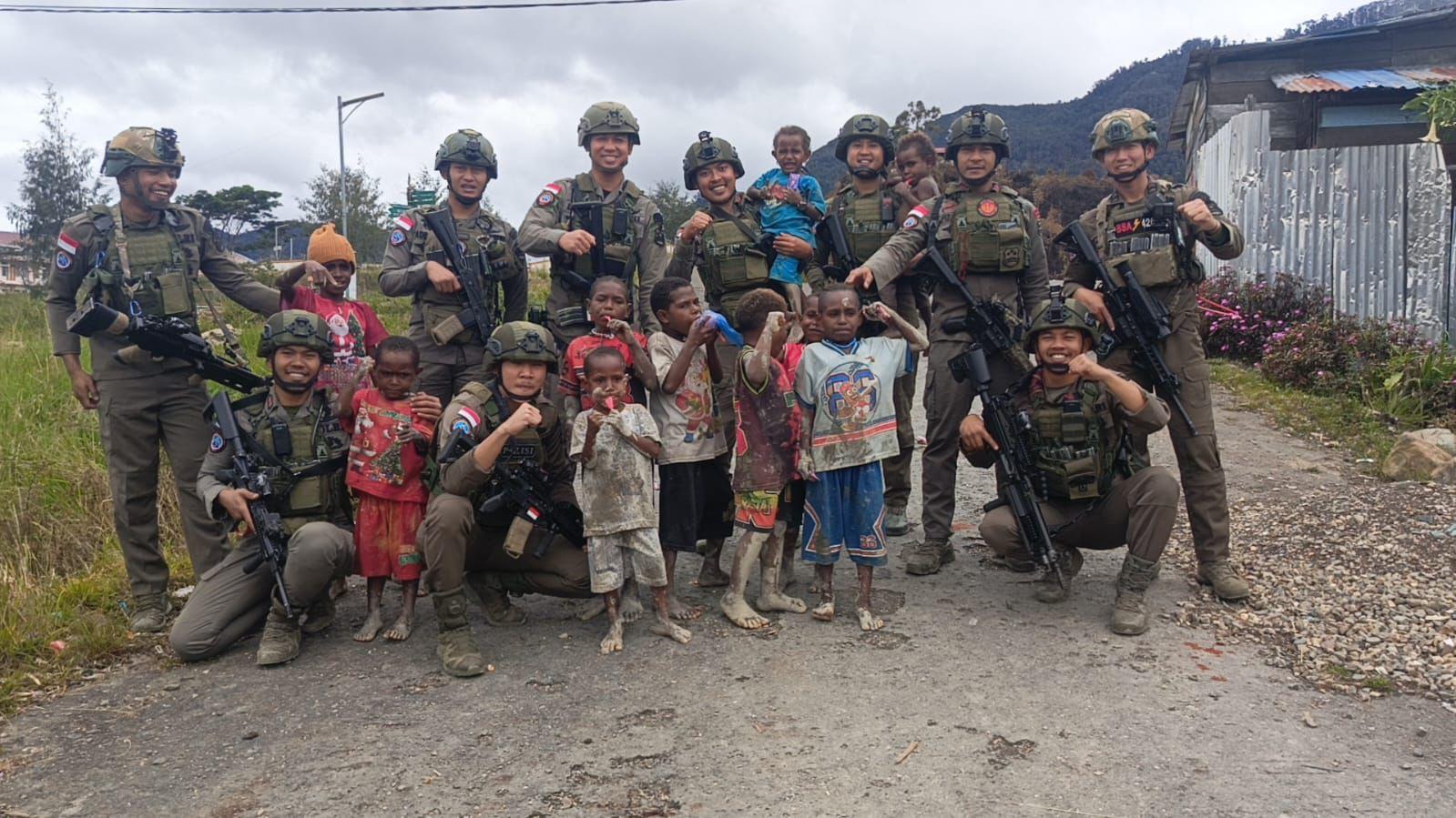 Satgas Ops Damai Cartenz di Intan Jaya: Interaksi dengan Warga dan Anak-anak di Sugapa